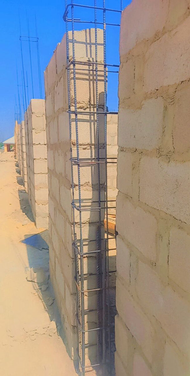 Block wall construction with reinforcement column